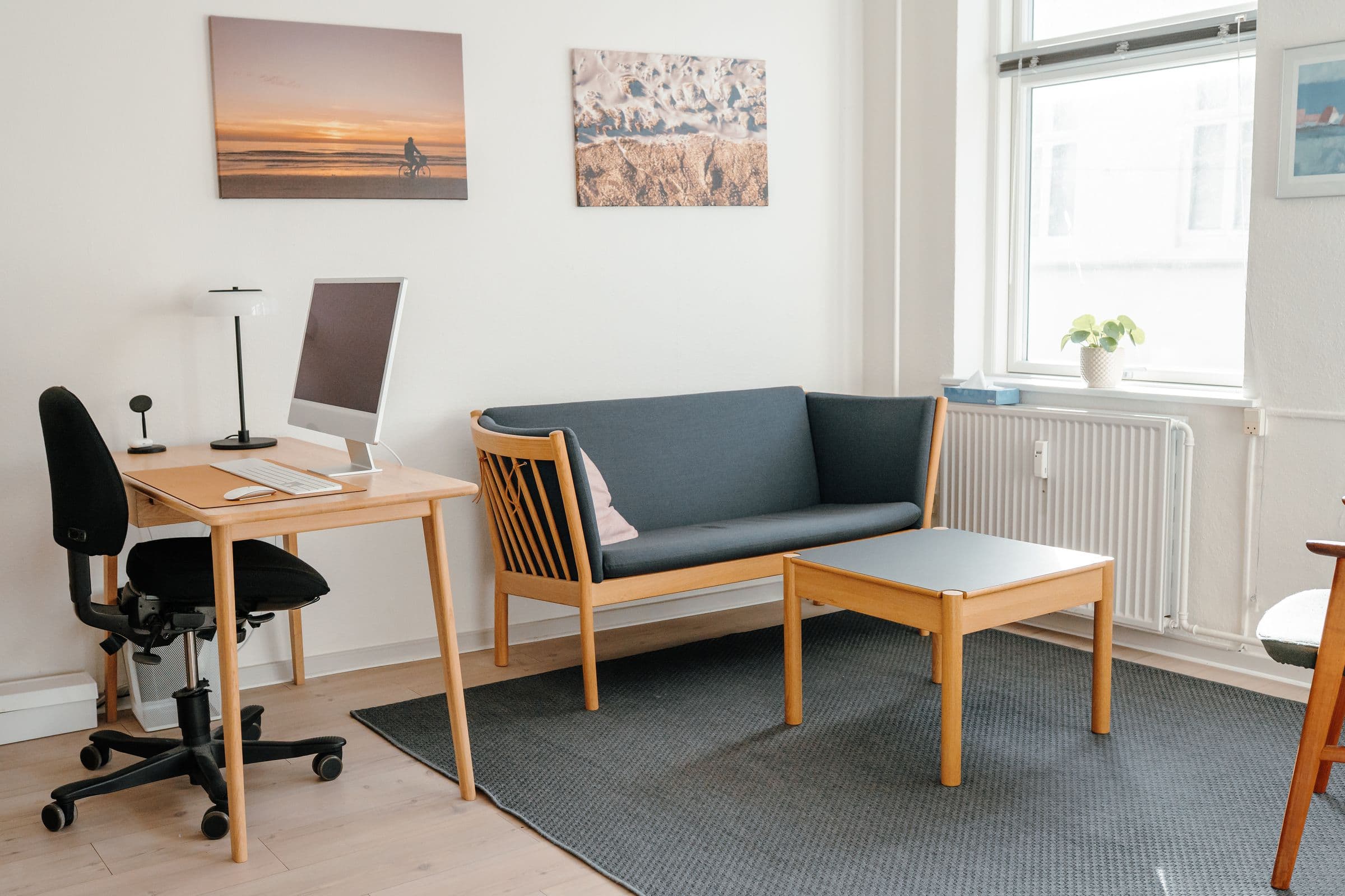 Samtalerum med sofa, sofabord og skrivebord