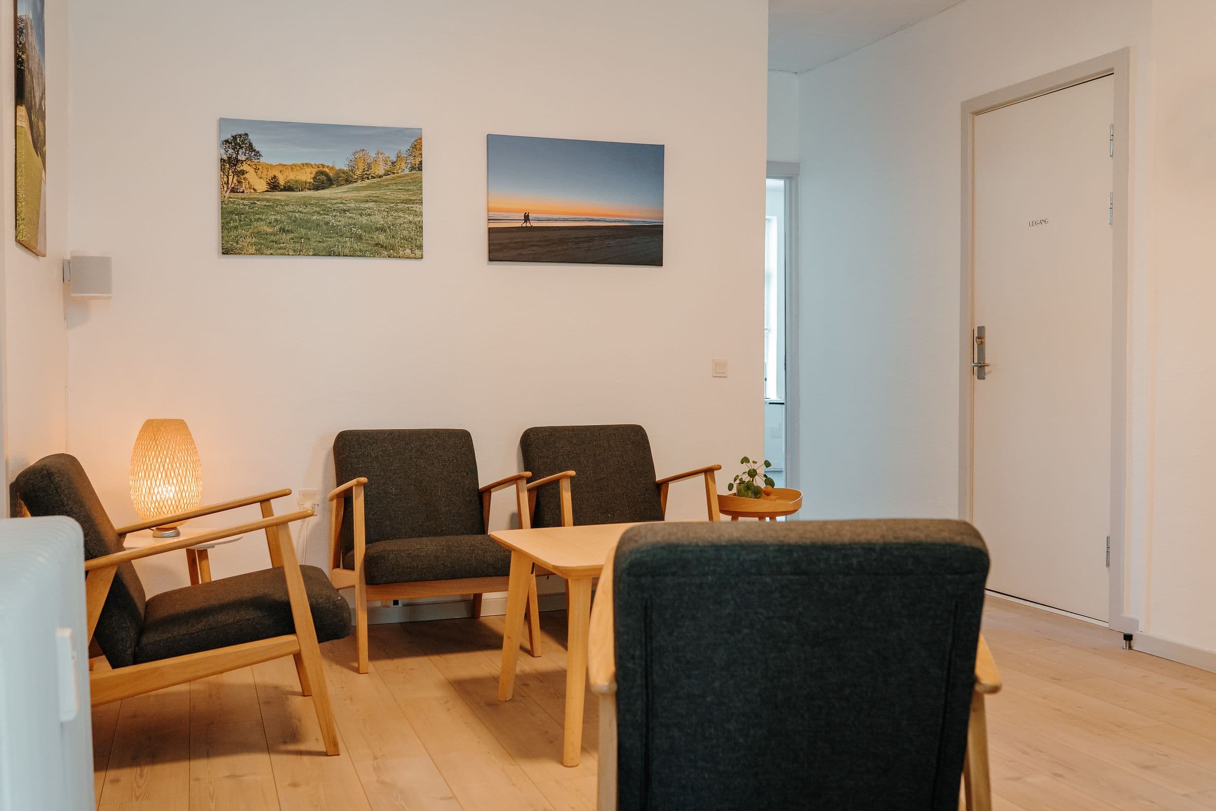 Lænestole, sofabord og bordlampe i klinikken